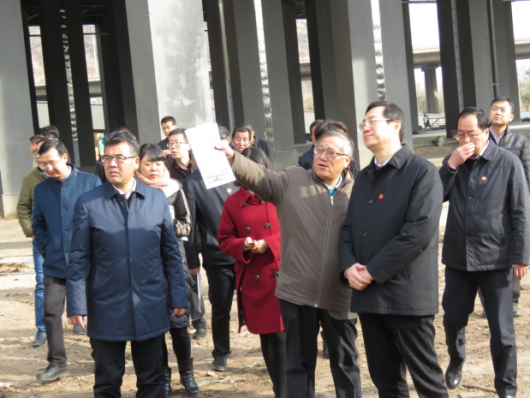 省委常委、西寧市委書記王曉在青海省物產(chǎn)集團(tuán)總公司黨委書記、總經(jīng)理王玉輝陪同下，深入青海物產(chǎn)朝陽物流園區(qū)。