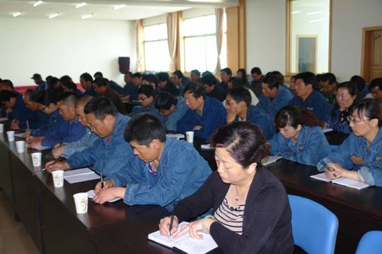 青海物產(chǎn)工業(yè)投資有限公司、青海長(zhǎng)春炭素有限公司召開貫徹省第十二次黨代會(huì)精神學(xué)習(xí)傳